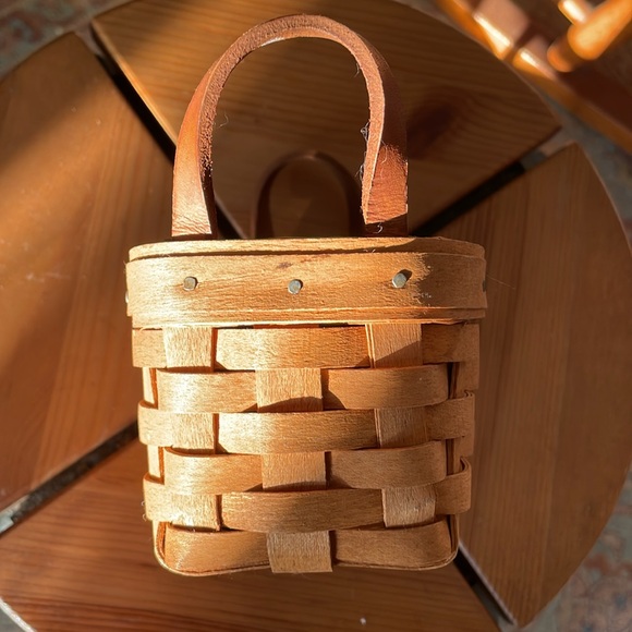 SM Vtg Longaberger medium natural brown Woven Basket. 1989. Leather handles. - Picture 5 of 5